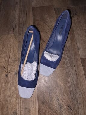 NEW 😍 gorgeous Charlotte Stone Navy and Light Gray Suede Block Heel Pumps
